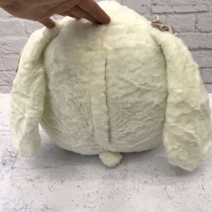 عروسک خرگوش هلو به دست
